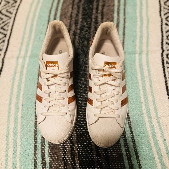 Adidas Women’s Superstar Sneakers- Cloud White & Metallic Copper Size 8.5 - Picture 4 of 7